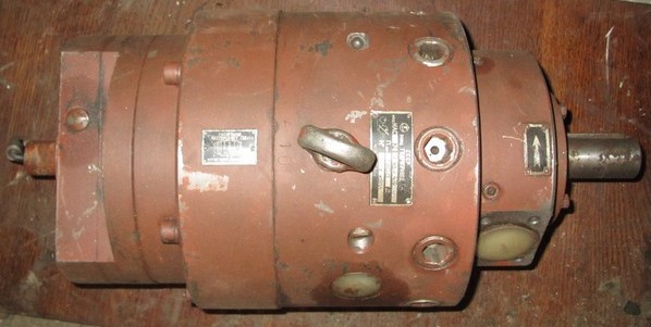 насос аксиально поршневой НАС 74М-45/32   Со следящим механизмом изменения подачи.  Насос обеспечивает работу на любой подаче в диапазоне от номинальной до нулевой. Установка подачи осуществляется задающим устройством (кулачком, копиром и т.п.) . Номинальный рабочий объем насоса, см3:-45 Давление на выходе из насоса, МПа: -32 Мощность насоса, кВт-42